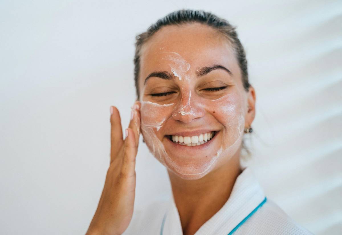 Come idratare la pelle d'estate: le creme da evitare e quelle che invece la rendono fresca