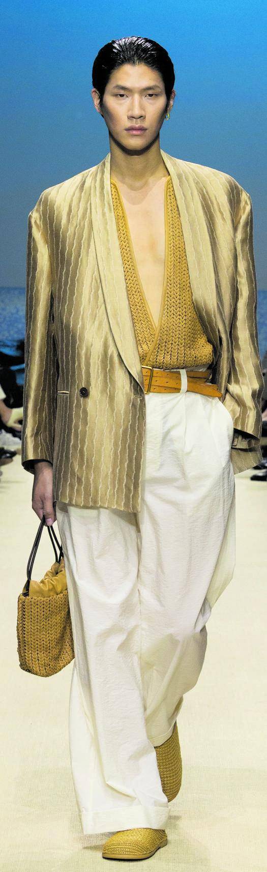 Voglia di leggerezza e contrasti perfetti. Da Armani in scena l'armonia dell'uomo