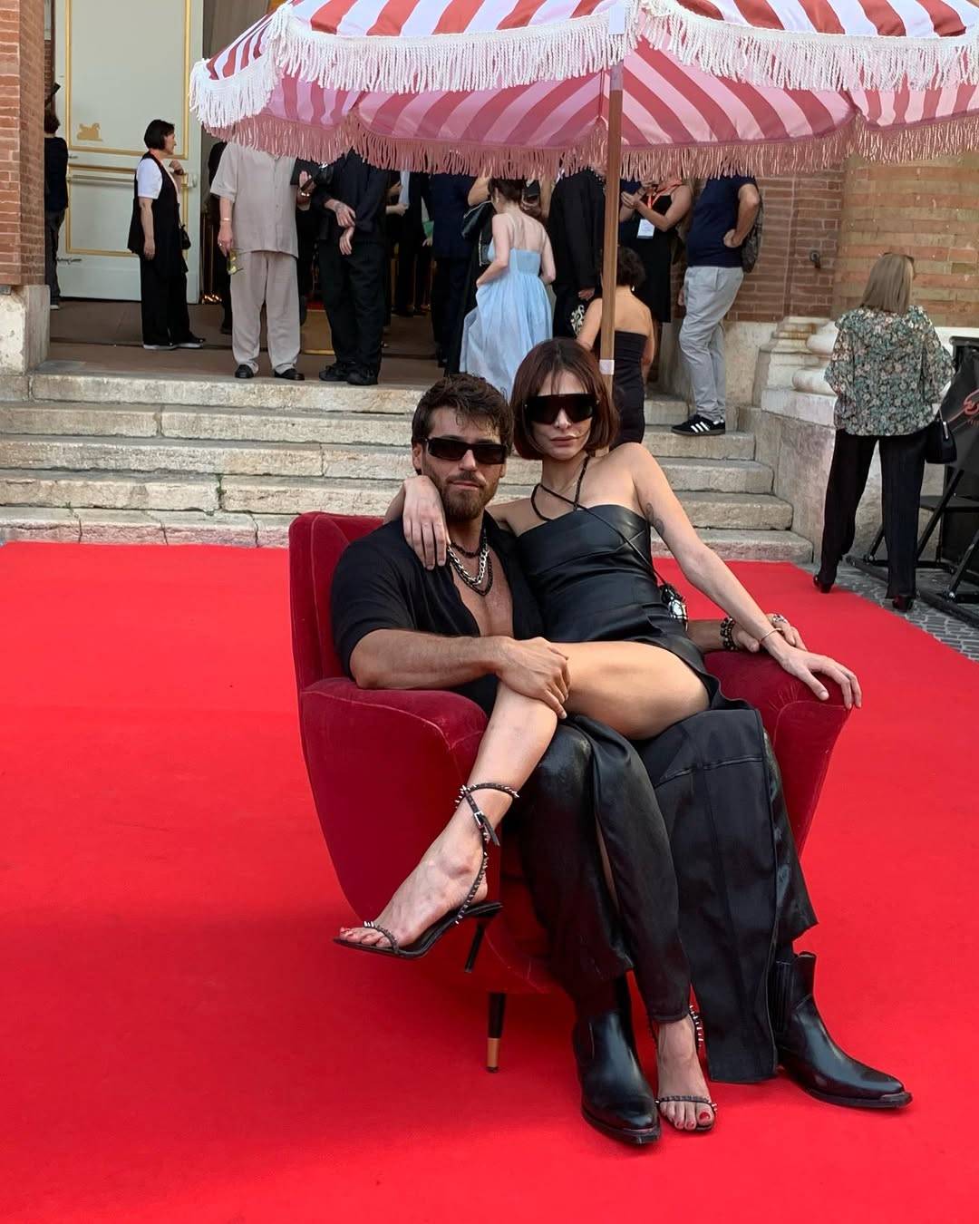 Can Yaman, il bacio appassionato con Sara Bluma: chi è la Dj nuova fiamma dell'attore