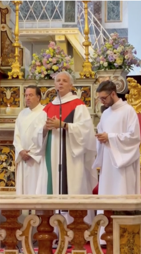 Il parroco indossa i colori della Palestina. E la messa diventa un caso