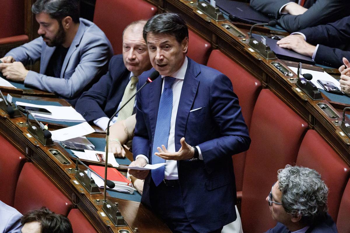 Show di Conte all'Aia contro il riarmo per dare l'assalto al Pd