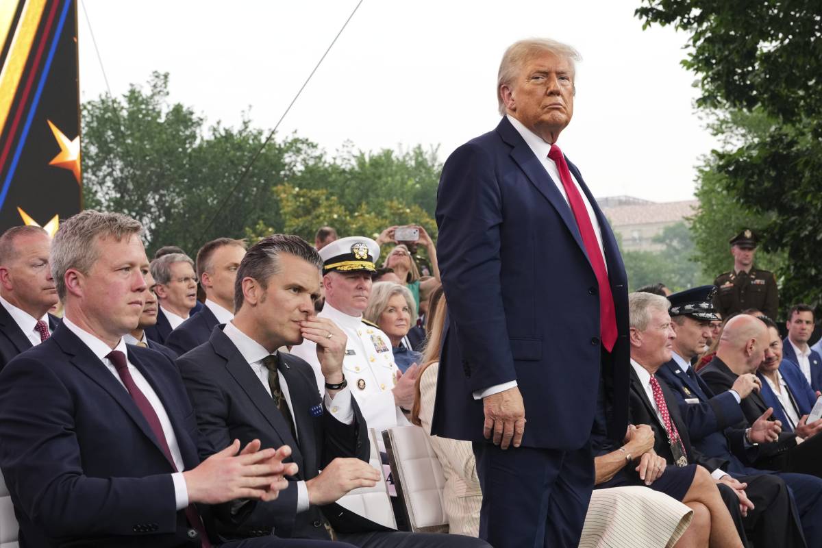 "Il programma nucleare di Teheran non è stato distrutto": il rapporto degli 007 fa infuriare Donald Trump