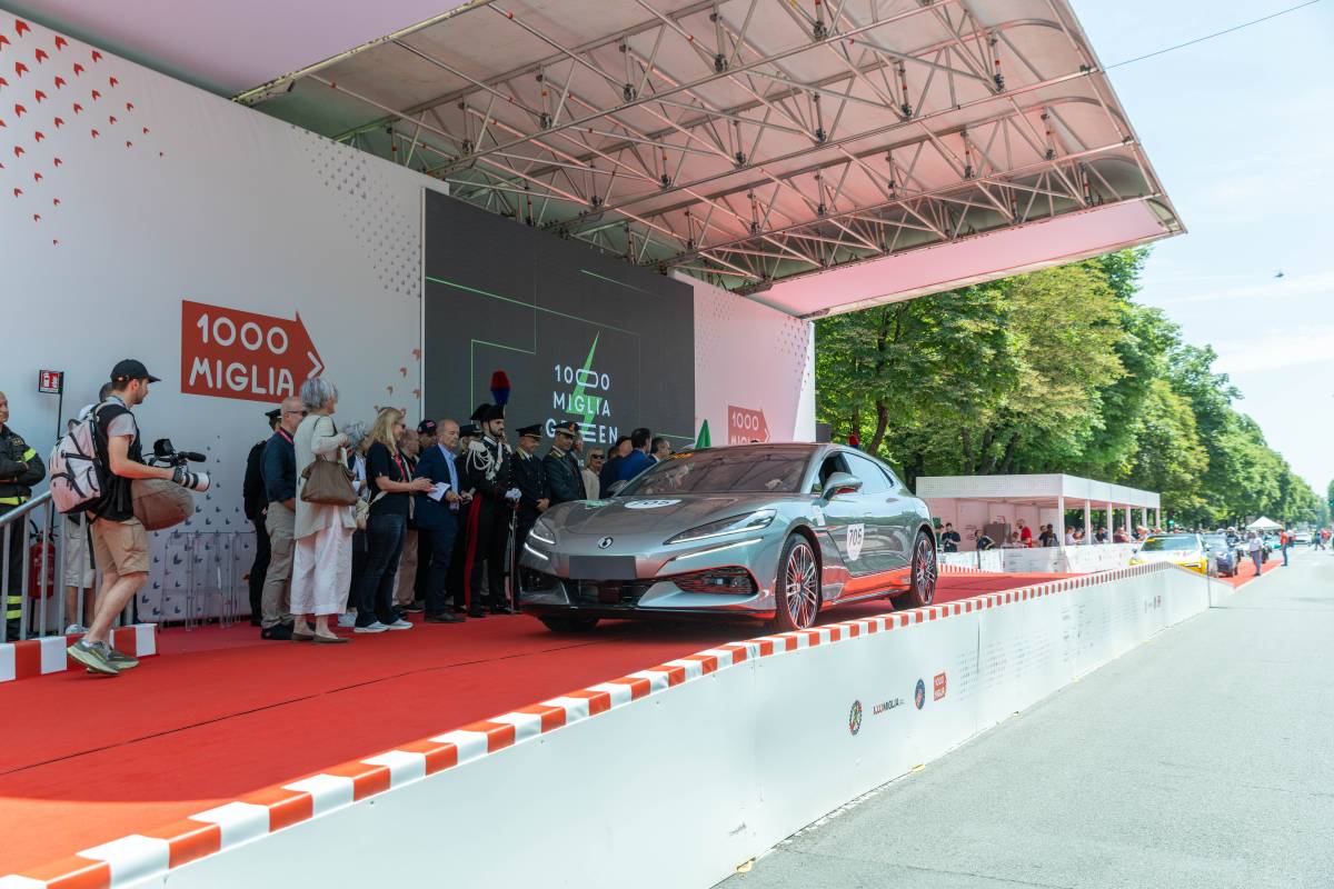 Denza Z9GT Fa Sfaville alla 1000 Miglia Green 2025: Un'Auto Elettrica di Lusso che Ridefinisce il Futuro delle Corse
