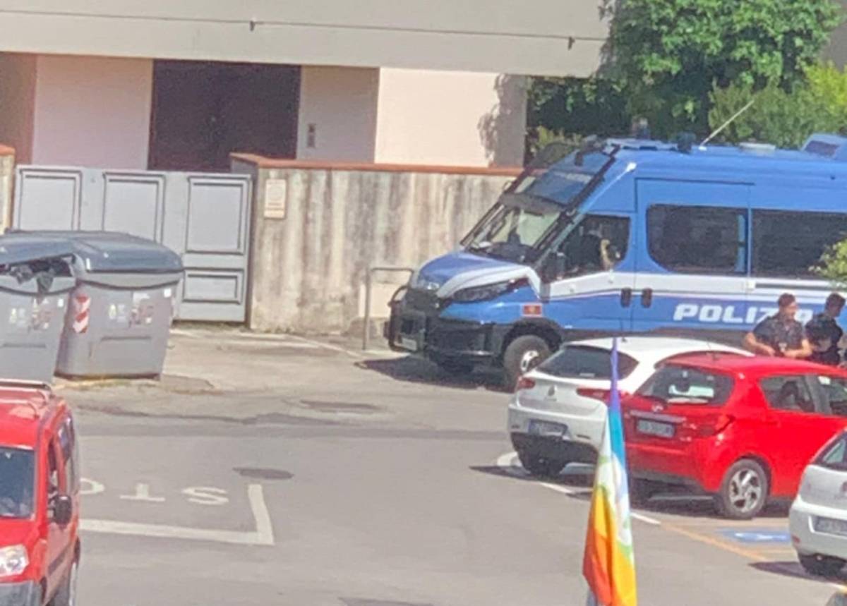 La polizia a Vicofaro oggi pomeriggio