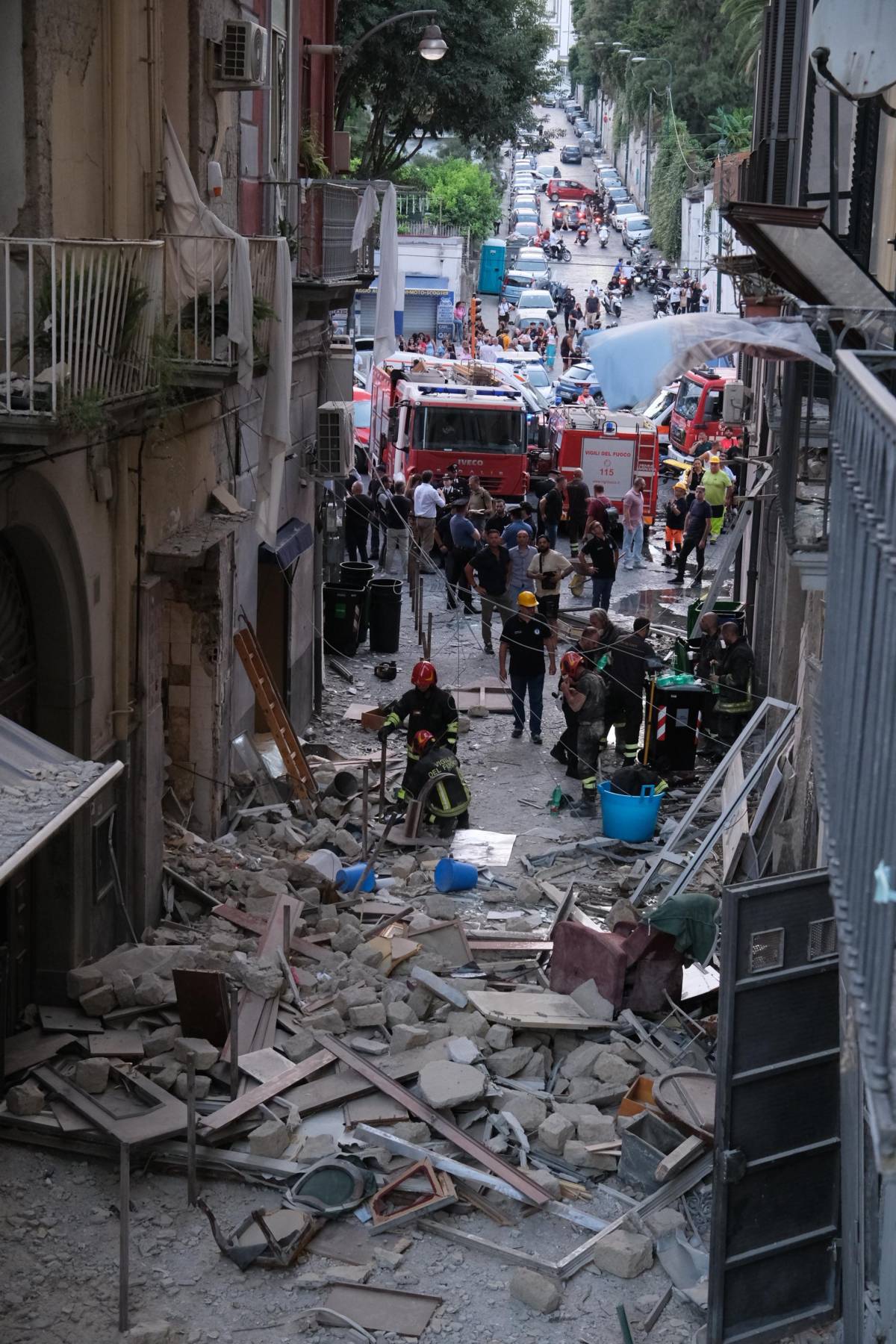 Napoli, esplosione in pieno centro: un morto e 4 feriti