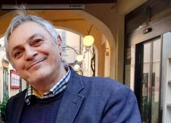 Commerciante accoltellato nel negozio in pieno centro. Caccia al killer, c'è un video