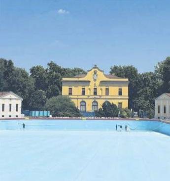 Resta aperta solo una piscina estiva. Ma Pd e lista Sala litigano per i voti