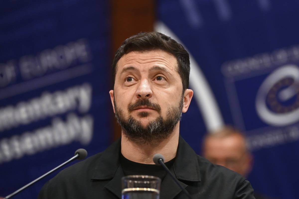 L'Ue: "Pieno sostegno all'ingresso di Kiev". Ma l'Ungheria si sfila: "Noi contrari al 95%"