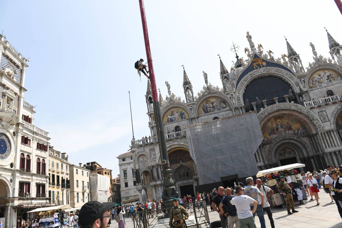 Protesta-show degli attivisti "anti". E il Pd monta la polemica (inutile)