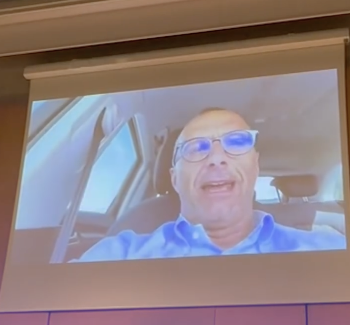 Il dem Ricci in auto senza cintura: ecco l'ultima gaffe