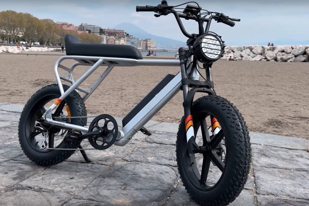 Sfreccia sulla pista ciclabile con la bici truccata: multa record per un senegalese