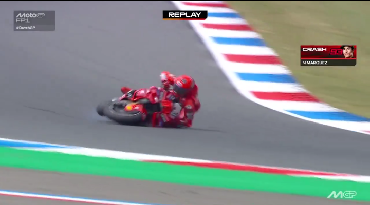 Marc Marquez cade poi fa il miglior tempo nelle prove libere ad Assen: ecco cosa è successo