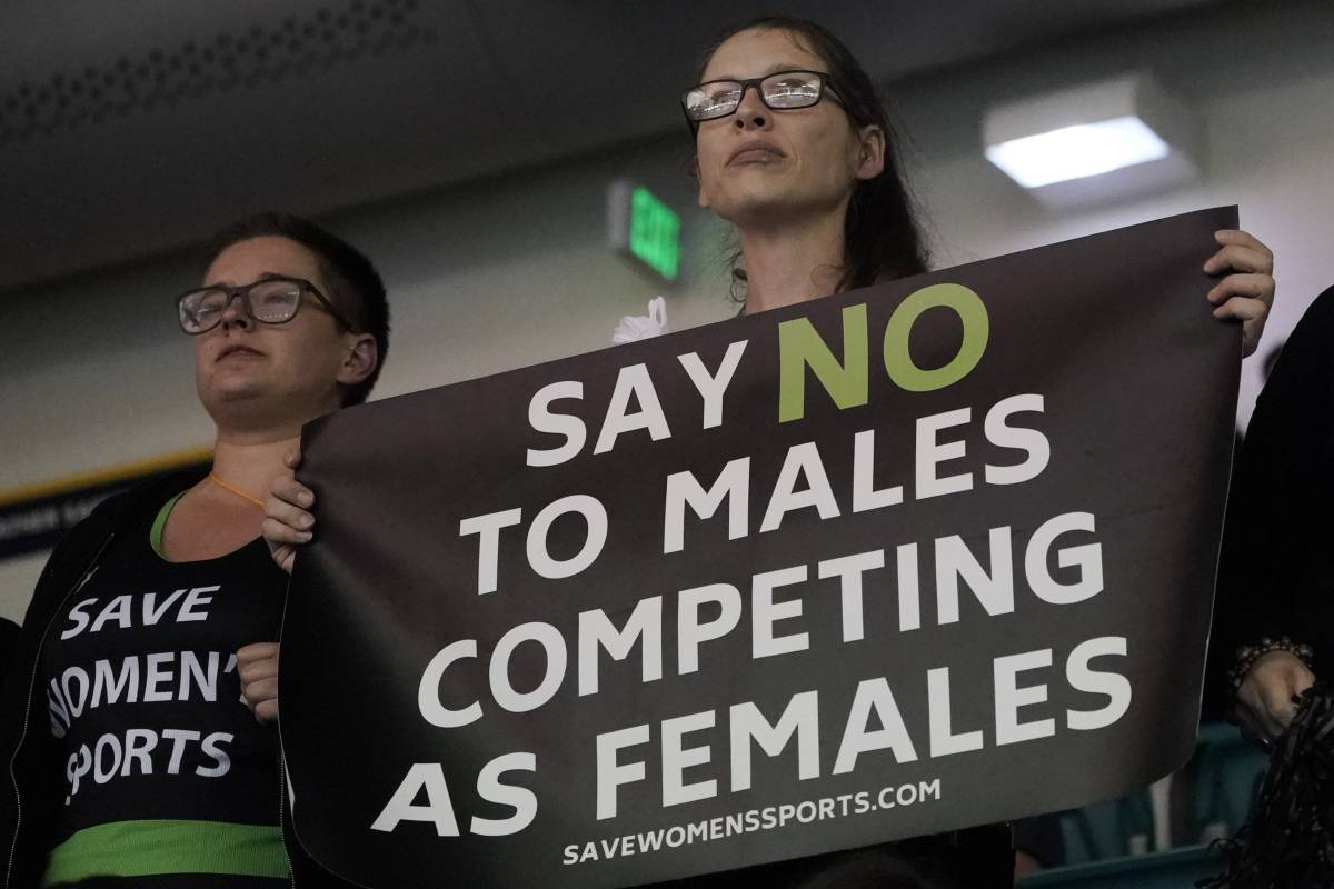 "Stop alle trans nelle gare femminili". Il Cio si schiera contro il politicamente corretto