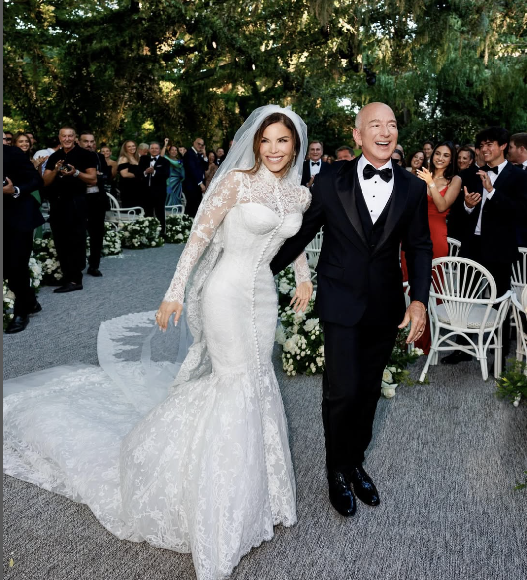 Lauren Sanchez e Jeff Bezos dopo il sì. (Foto social)