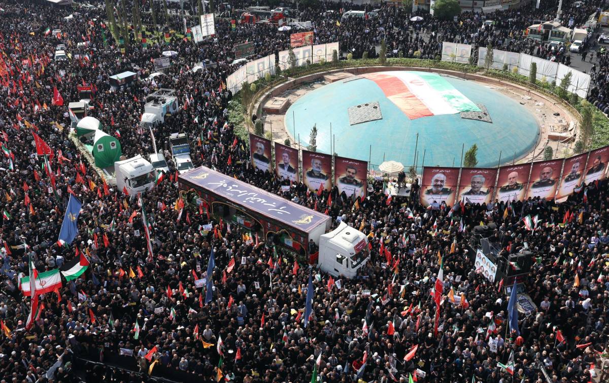 Il Pentagono: "Nessuna bomba anti bunker su Isfahan". Ai funerali in Iran: "Morte a Israele e Stati Uniti"