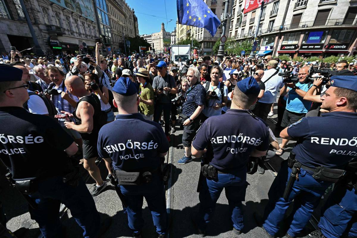 L'ultradestra blocca il ponte di Budapest sul percorso del Gay Pride: si temono scontri