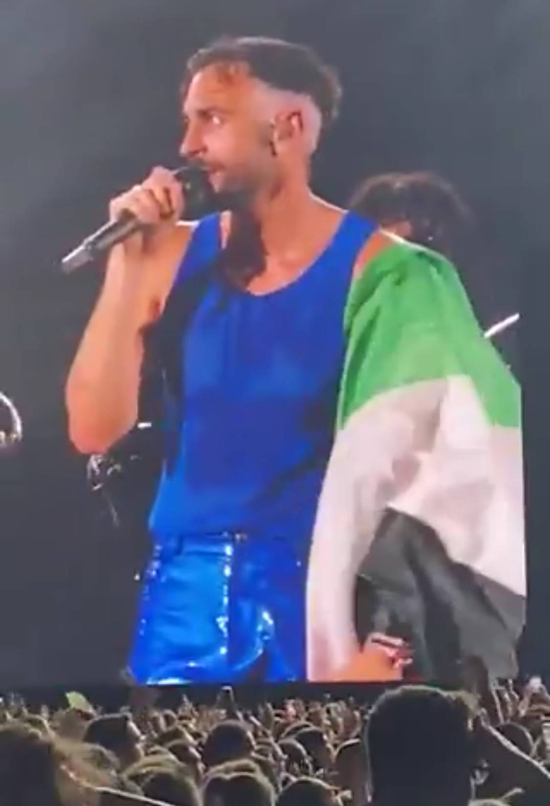 "Teste di c...". Il sermone di Mengoni con la bandiera della Palestina