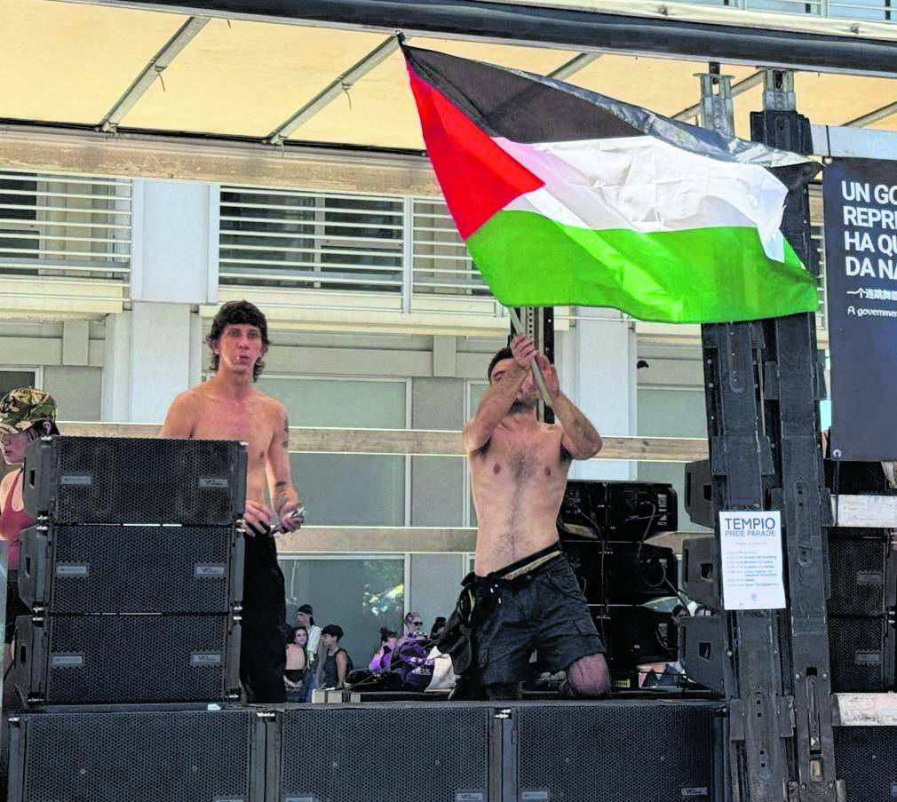 Il corteo di Milano diventa uno spot pro Hamas. Comunità ebraica assente