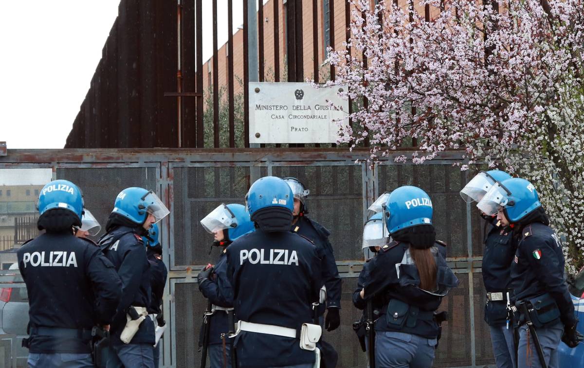 Blitz in carcere e tre agenti finiscono sotto accusa