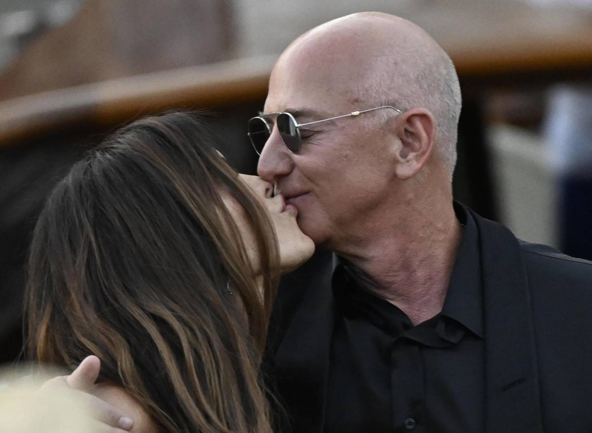 Il corteo No Bezos non ferma la festa. Sposi all'Harry's bar (senza maxi anello)