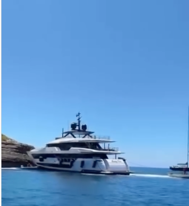 Incidente a Bonifacio: il superyacht Lady Dia si arena all'ingresso del porto