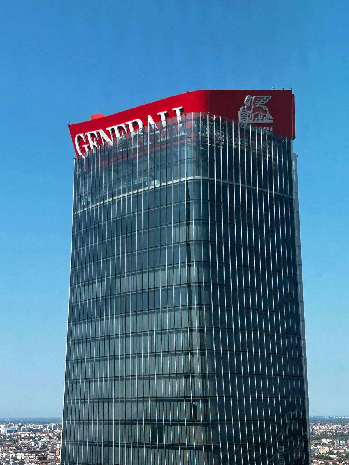 Milano, paura a City Life. Collassa l'insegna sulla Torre Hadid a 192 metri di altezza