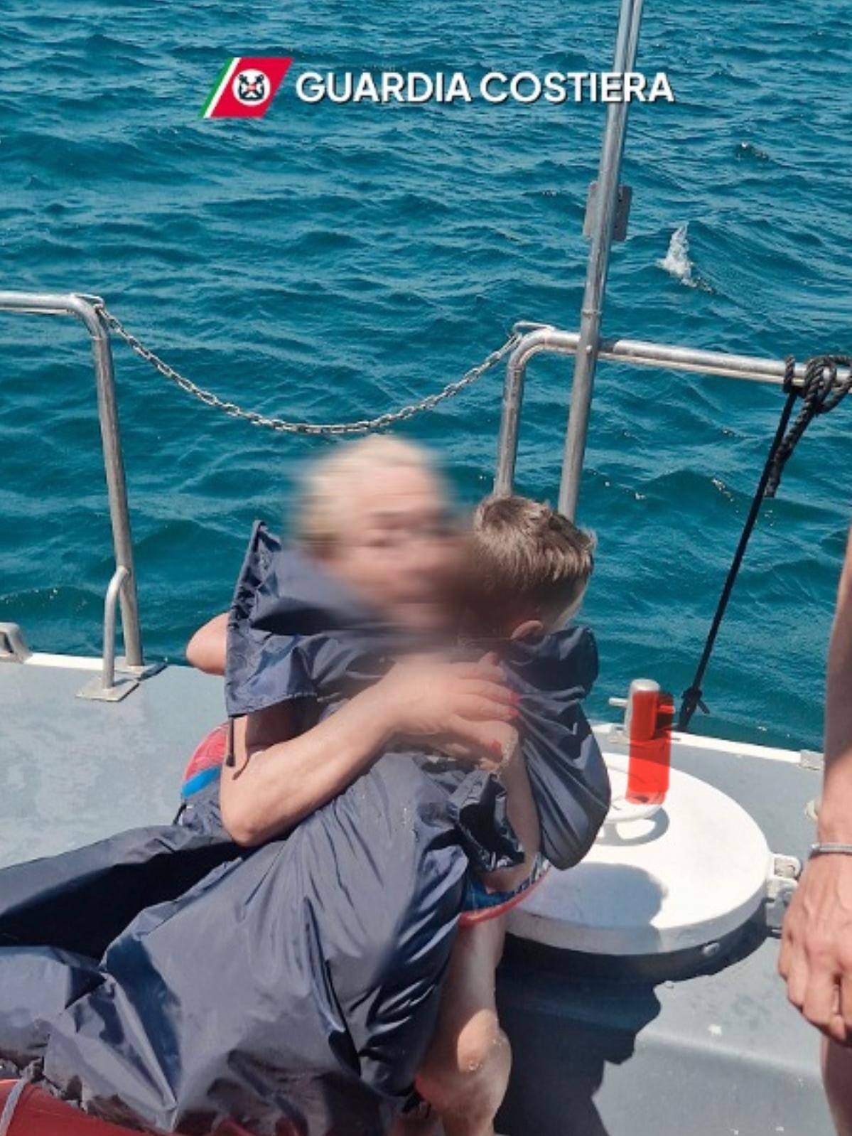Bimbo di 5 anni e nonna trascinati al largo con il materassino: sono finiti a 4 chilometri dalla riva