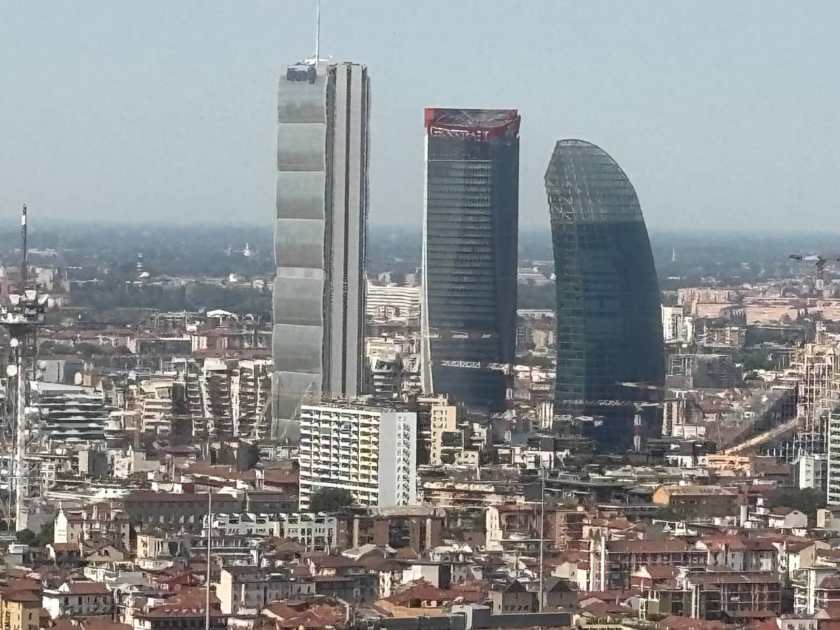 Lo "Storto", il "Dritto" e il "Curvo": quella gara di altezza fra i tre grattacieli (e il maxi-logo portato con gli elicotteri)