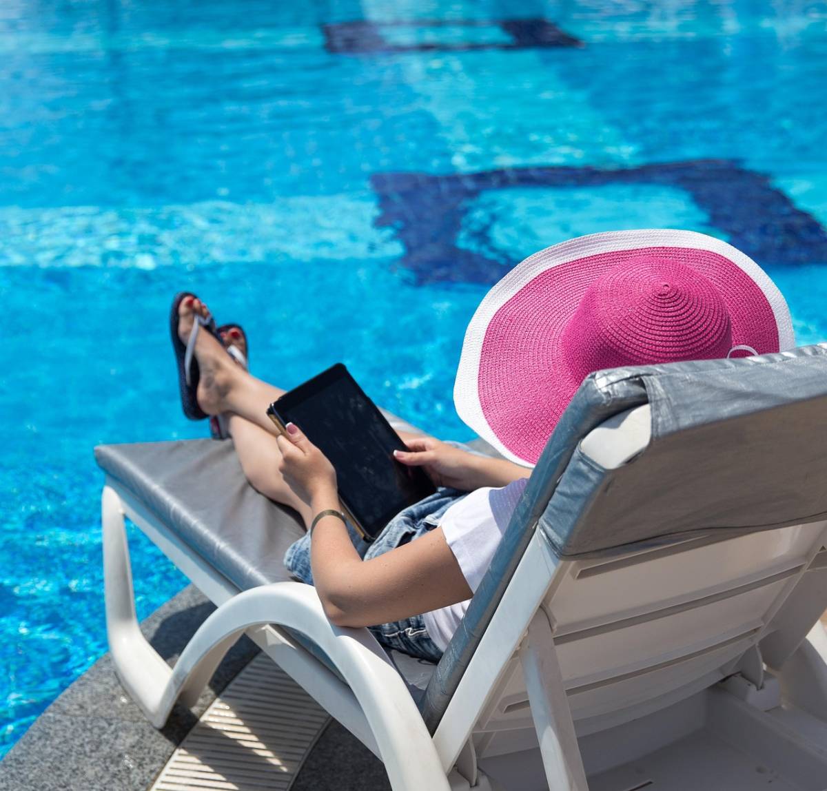 Bagno in piscina, attenzione ai batteri: quali infezioni si rischiano e come prevenirle