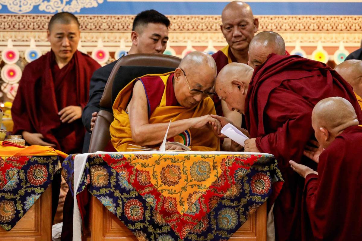 "Il prossimo lo decidiamo noi". Scontro tra Pechino e il Dalai Lama