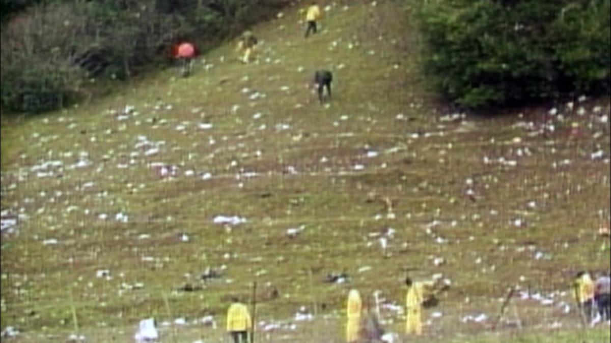 Gli spari, lo schianto, la vendetta. Il dirottamento aereo costato la vita a 43 persone