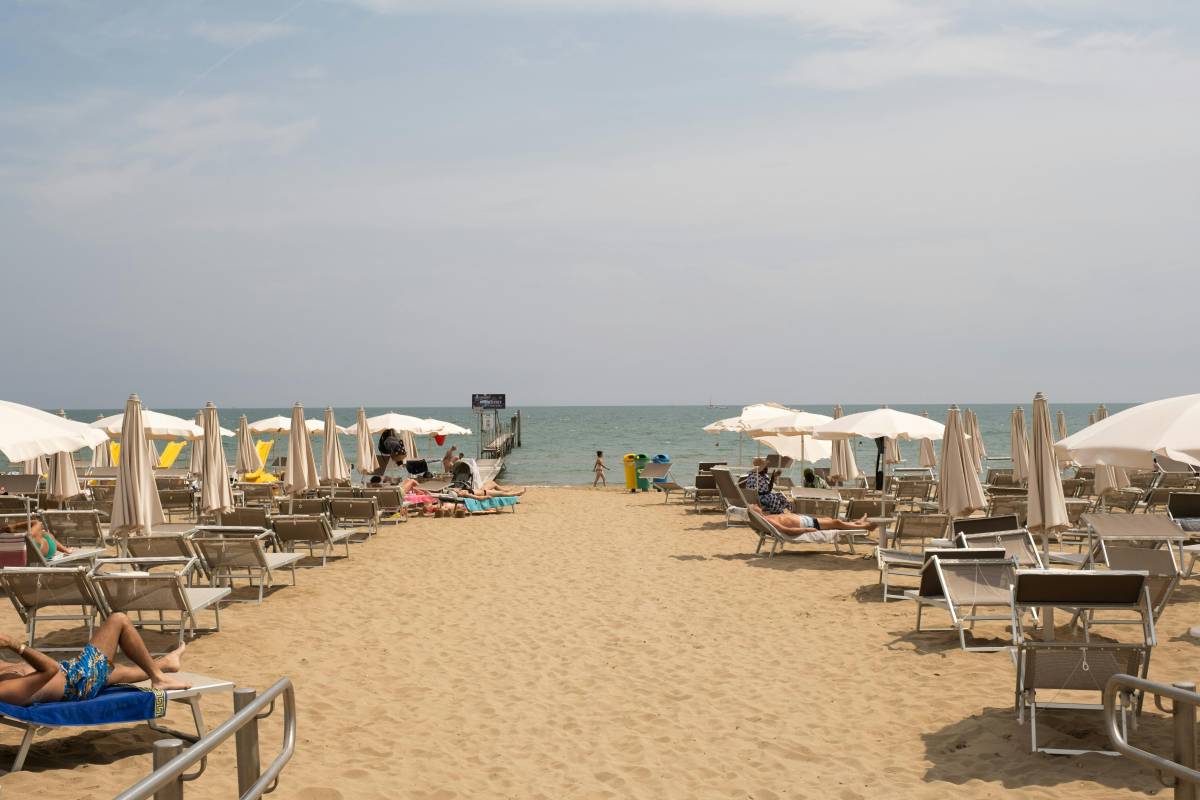 Scava una buca e muore sotto la sabbia La tragedia di un 17enne in spiaggia