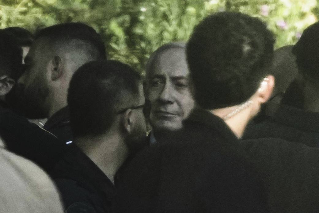 Bibi al kibbutz: abbracci e proteste