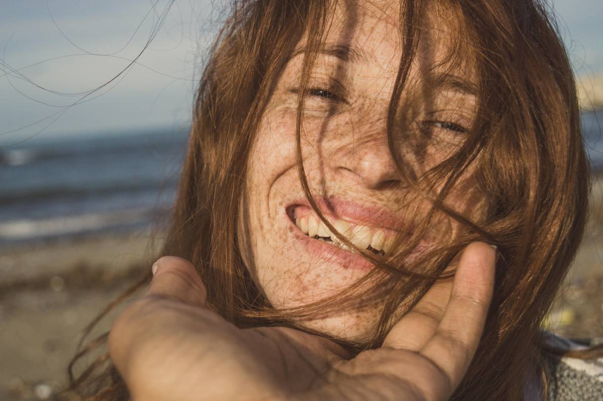 Macchie del sole sul viso a 50 anni. Ecco 5 prodotti per prevenirle