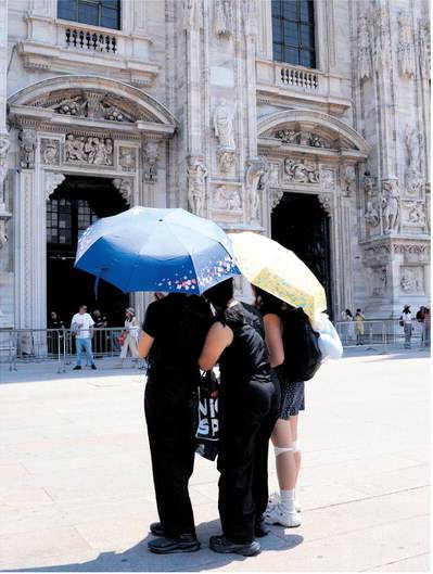 Venti le città da bollino rosso. Due morti per il troppo caldo: il servizio 118 preso d’assalto