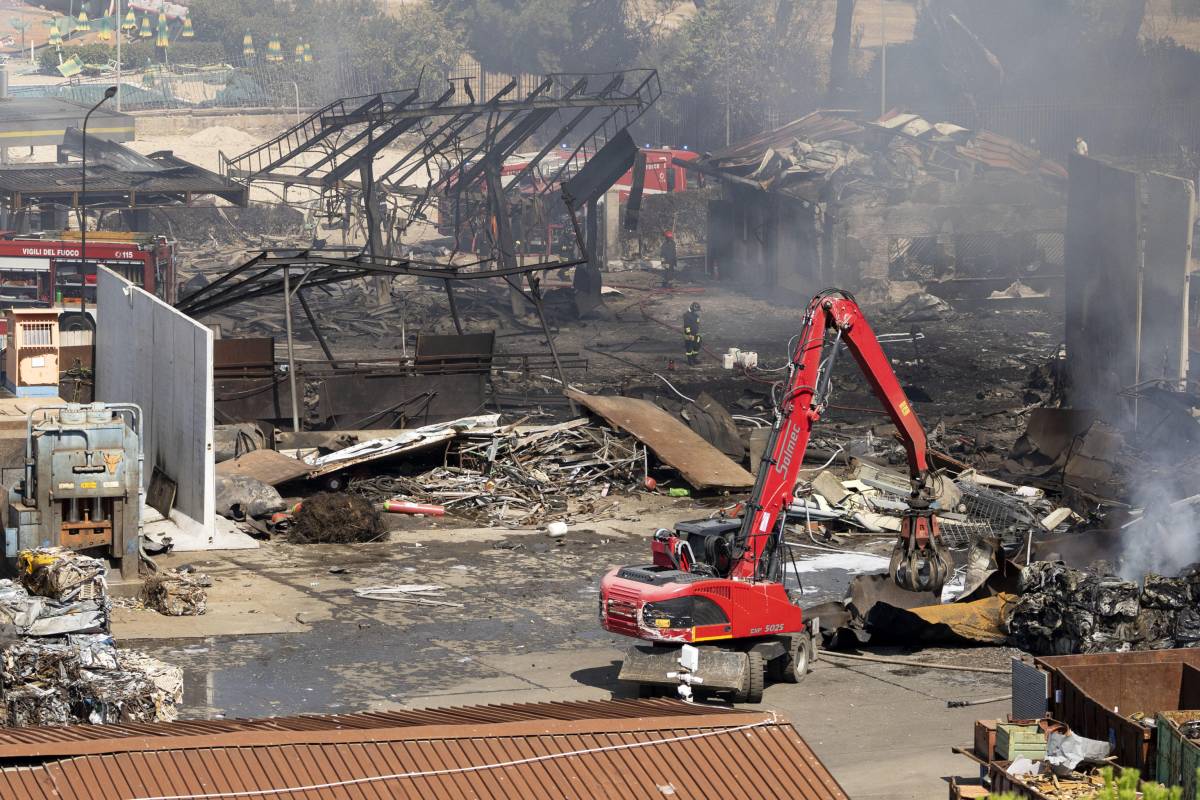 Il boato, le fiamme, la paura: esplode il distributore di gas