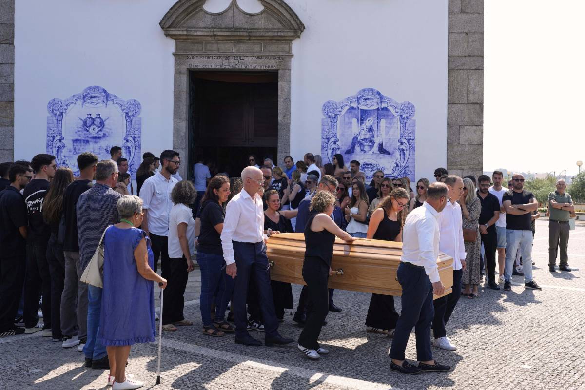 Lacrime e dolore ai funerali di Diogo Jota. Polemica per l'assenza di Cristiano Ronaldo