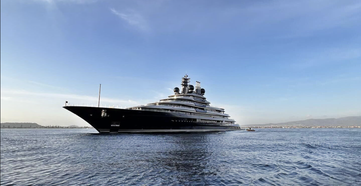 Luminance, il super yacht da 500 milioni di dollari del magnate ucraino in vacanza in Italia