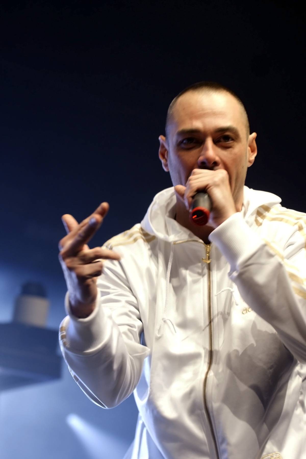 Fabri Fibra capisce la radio