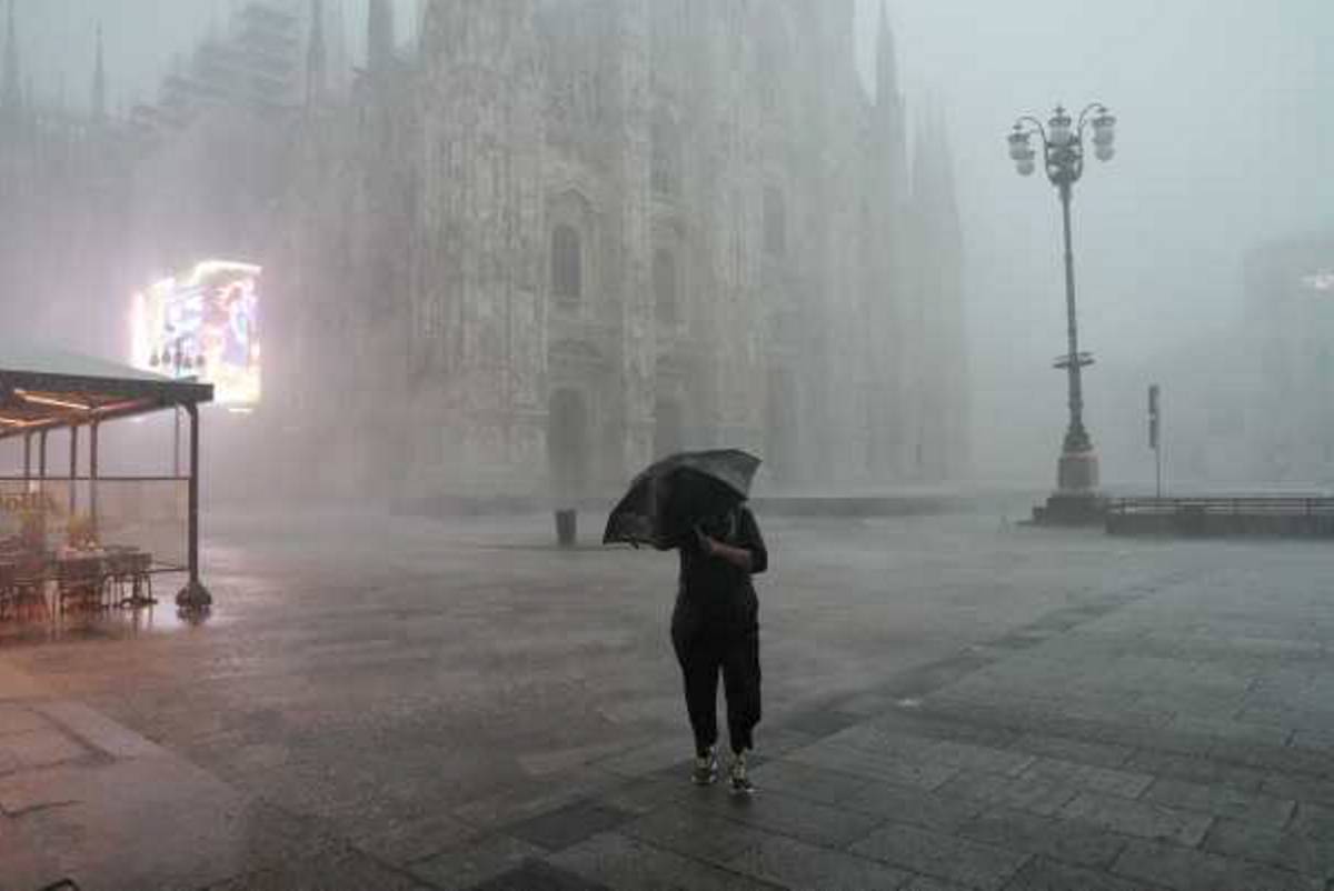 Bomba d’acqua su Milano. Donna muore schiacciata da un albero caduto