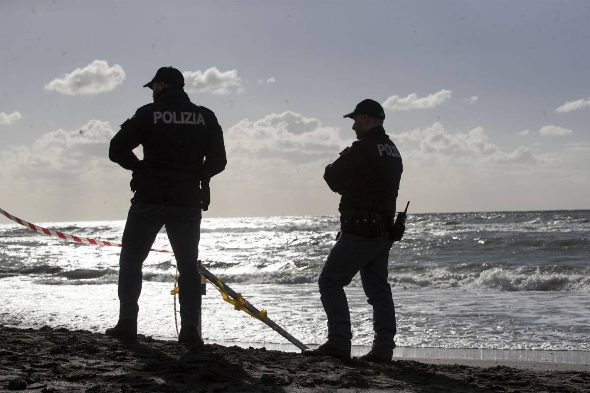 Genova, 25enne stuprata a turno in una tenda da spiaggia. Caccia ai due aggressori nordafricani