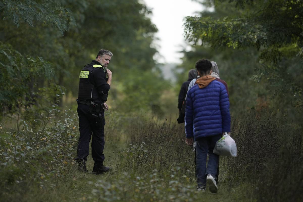 Migranti, la Polonia "blinda" i confini contro i respingimenti tedeschi e militarizza la frontiera lituana
