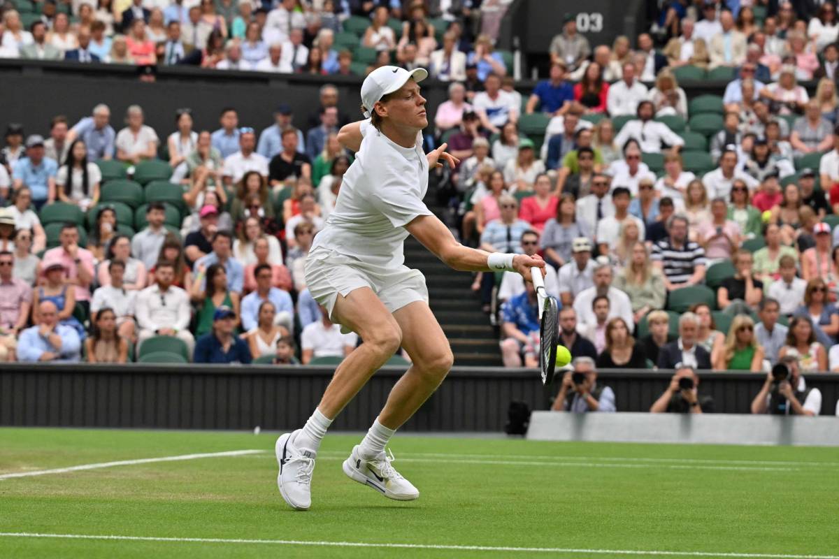 Sinner a Wimbledon, il fiato resta sospeso. "Serata storta e dolore al gomito"