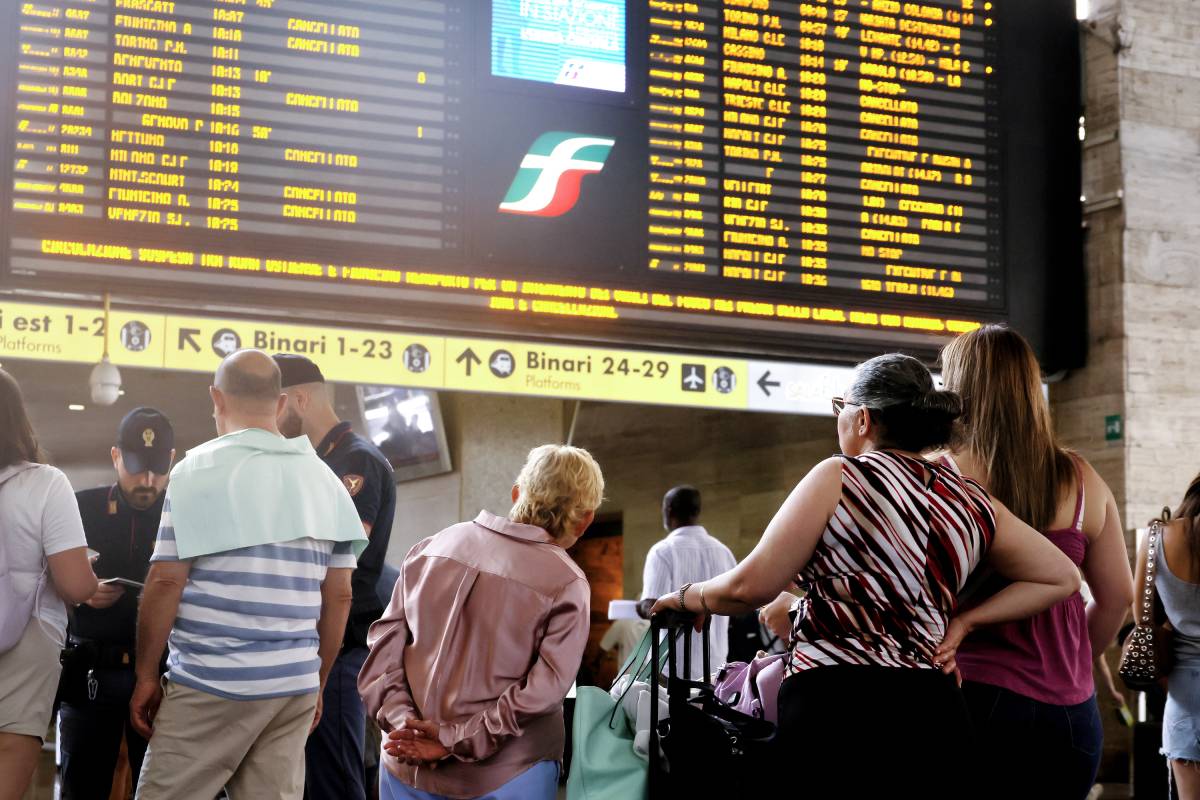 Sciopero dei treni, cancellazioni e ritardi fino a due ore: caos a Roma e Milano