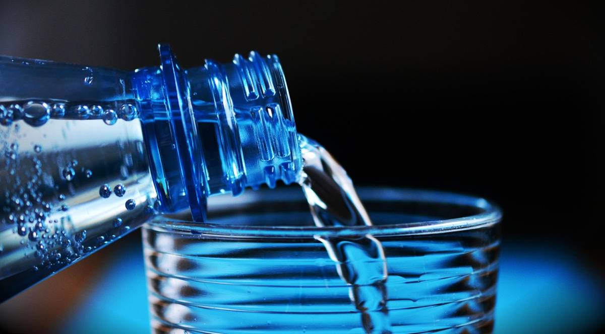 Vi hanno sempre detto di bere 2 litri d'acqua al giorno? Non è così: la verità degli esperti