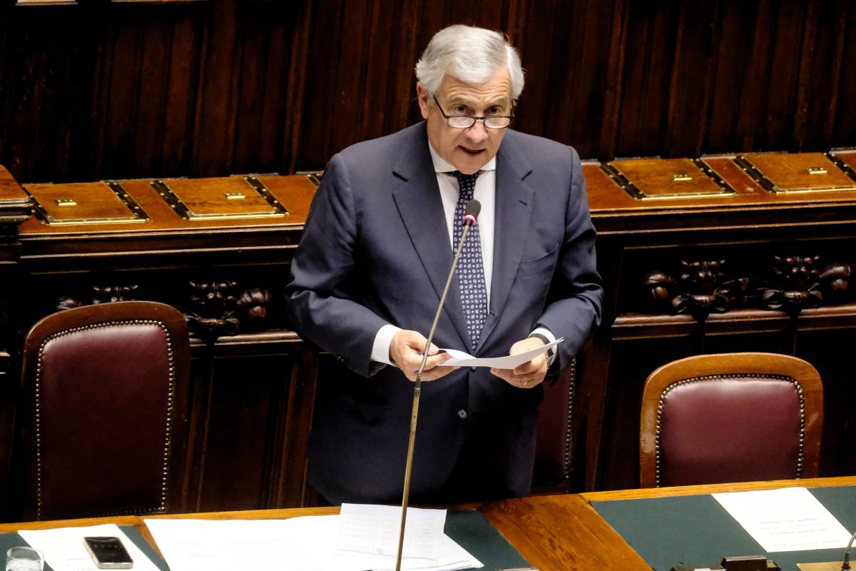 Tajani: "Magari scendesse in campo". Offensiva di Renzi: "Lascio Mondadori"