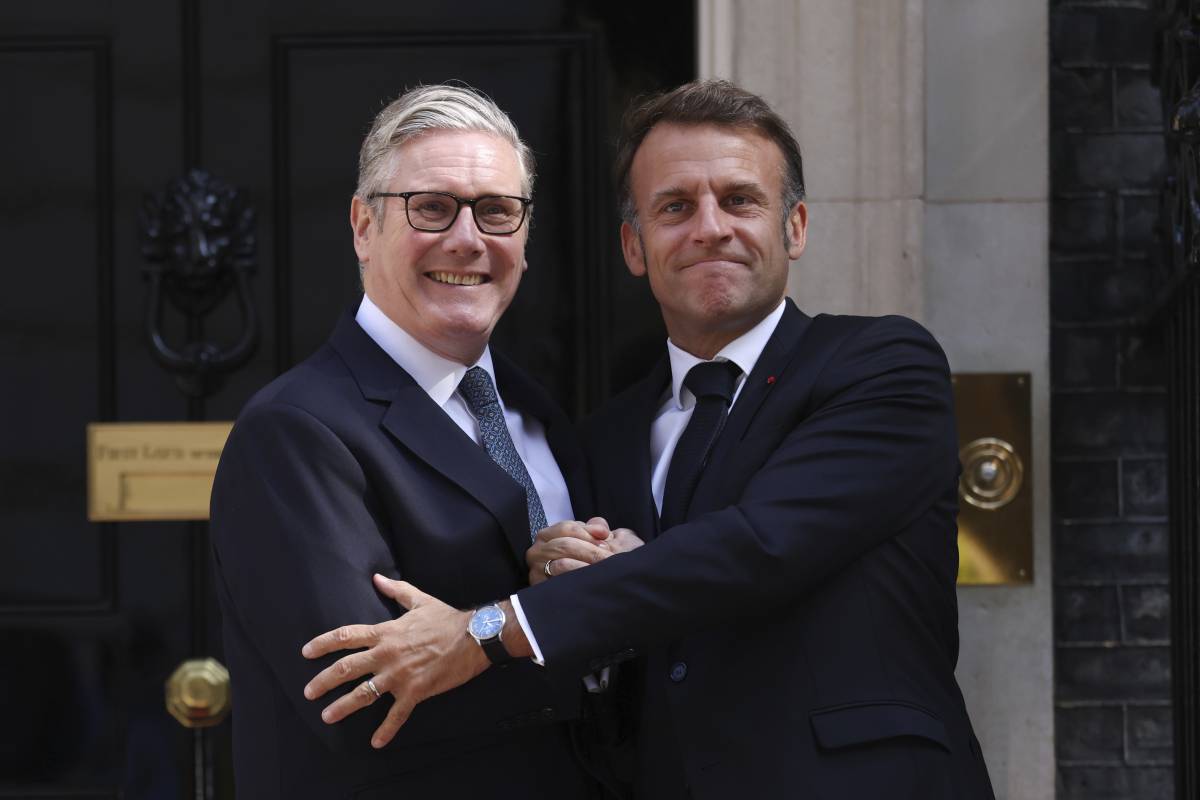 Patto sui respingimenti dei migranti e armi atomiche: cosa c'è dietro l'intesa tra Macron e Starmer