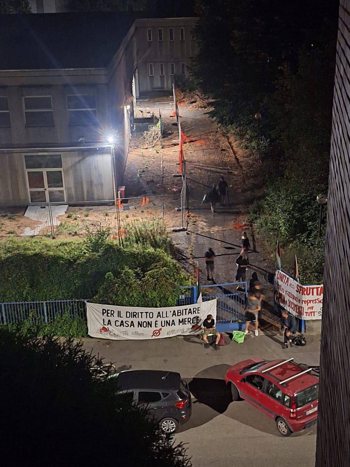 Sgomberati da viale Brenta rioccupano una scuola