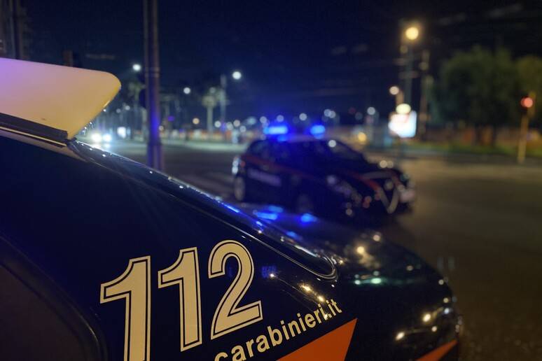 https://img.ilgcdn.com/sites/default/files/styles/xl/public/foto/2025/07/12/1752303042-carabinieri-notte-ansa.jpg?_=1752303042