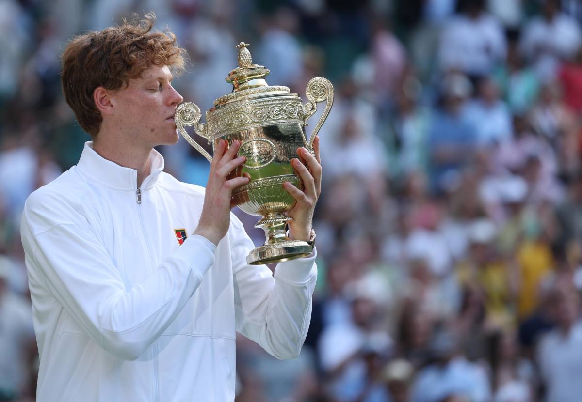Sinner è il re di Wimbledon: ribaltato Alcaraz in 4 set, primo italiano a vincere sull'erba di Londra